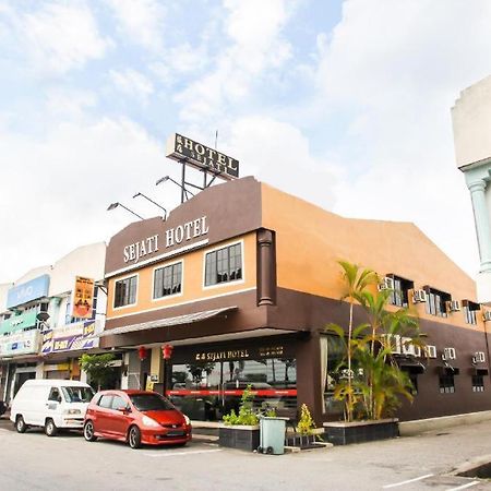 Sejati Hotel Sitiawan Extérieur photo