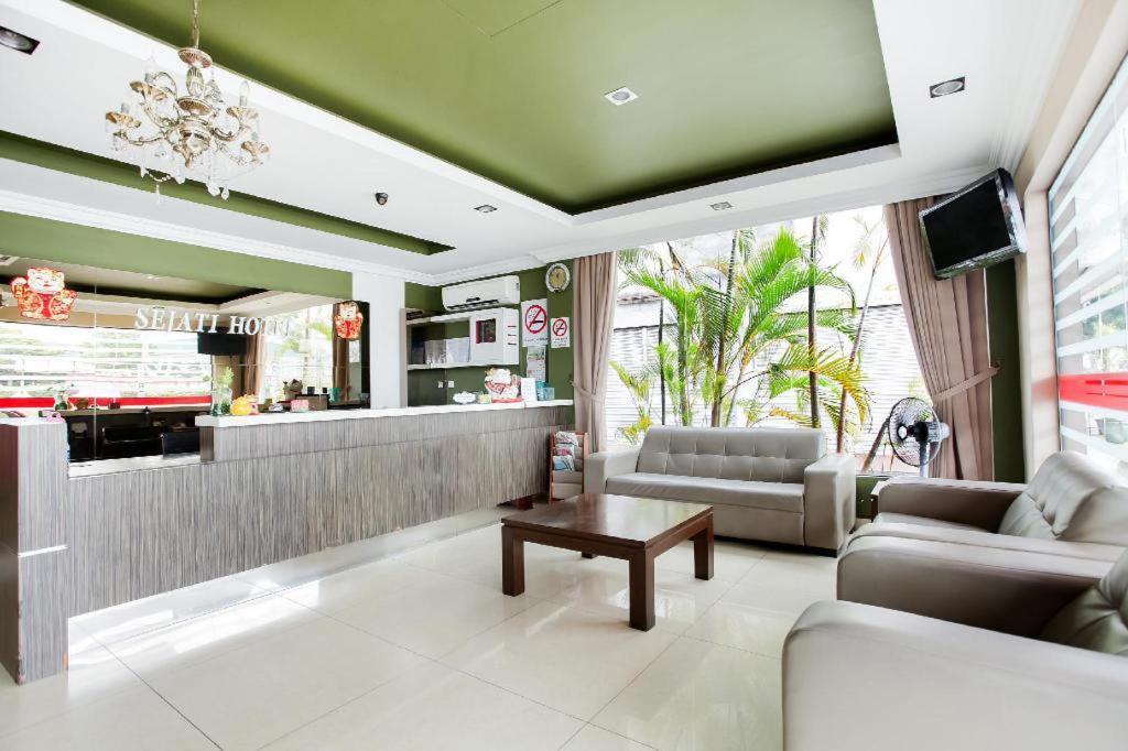 Sejati Hotel Sitiawan Extérieur photo