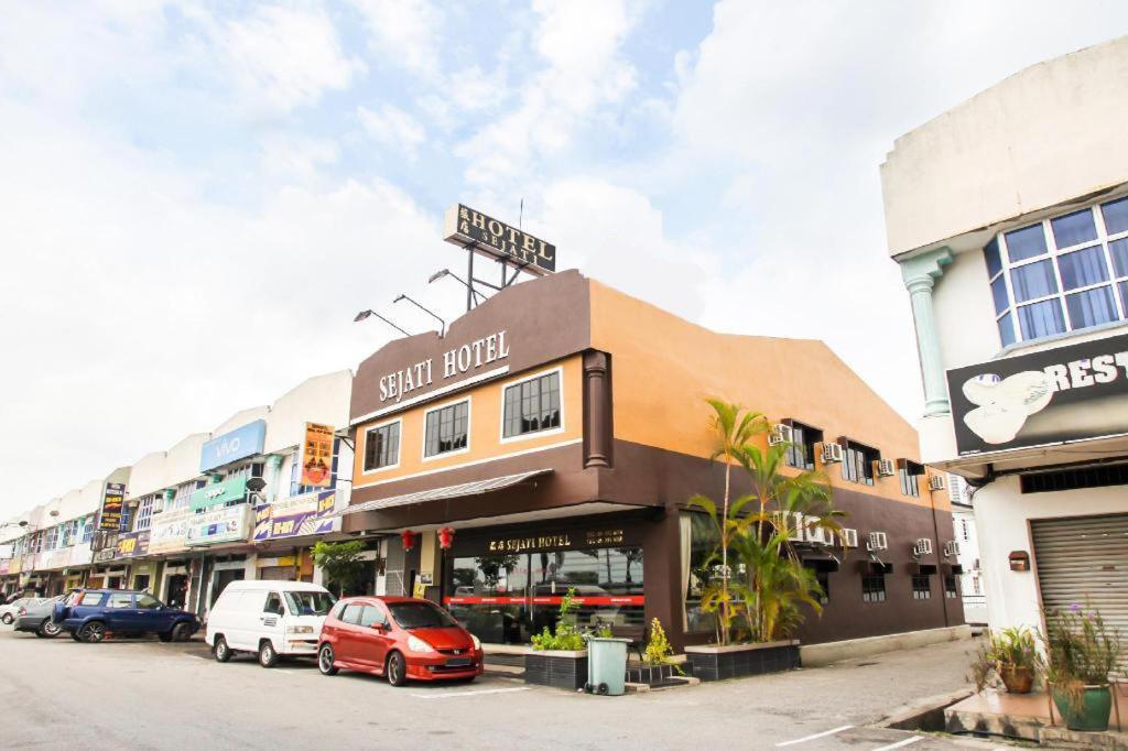 Sejati Hotel Sitiawan Extérieur photo